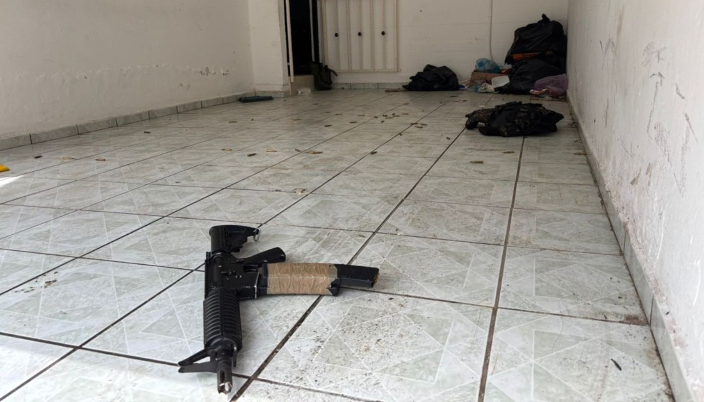 Arma de fuego en el suelo de un domicilio