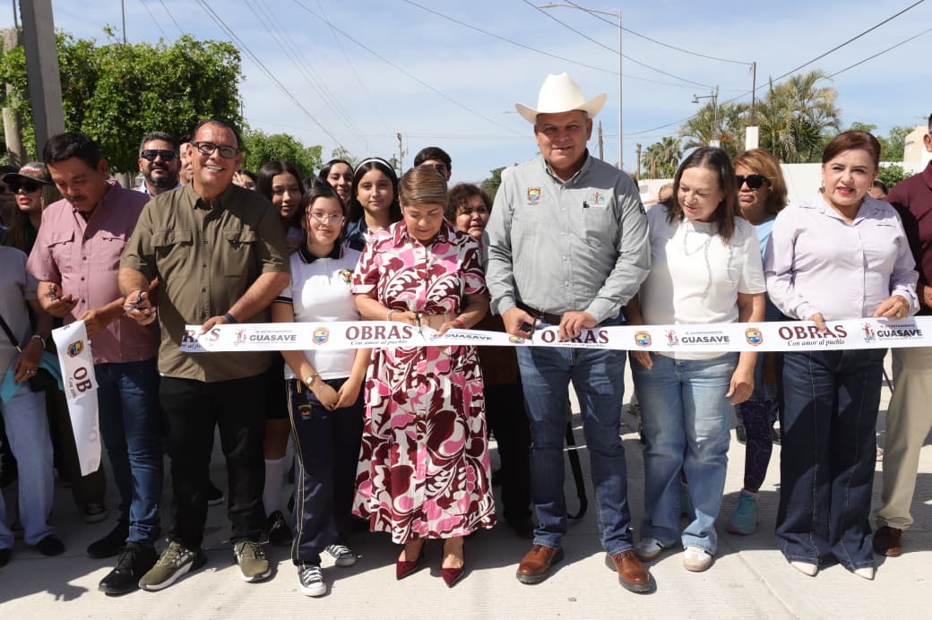 Cecilia Ramírez Montoya y autoridades cortan liston en Guasave