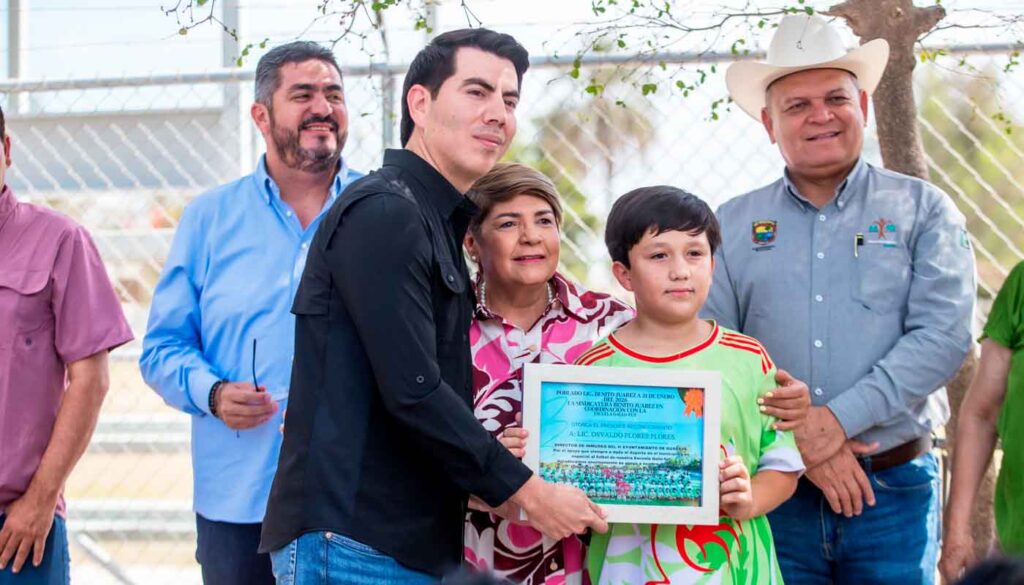 Cecilia Ramírez en inauguración de cancha de futbol