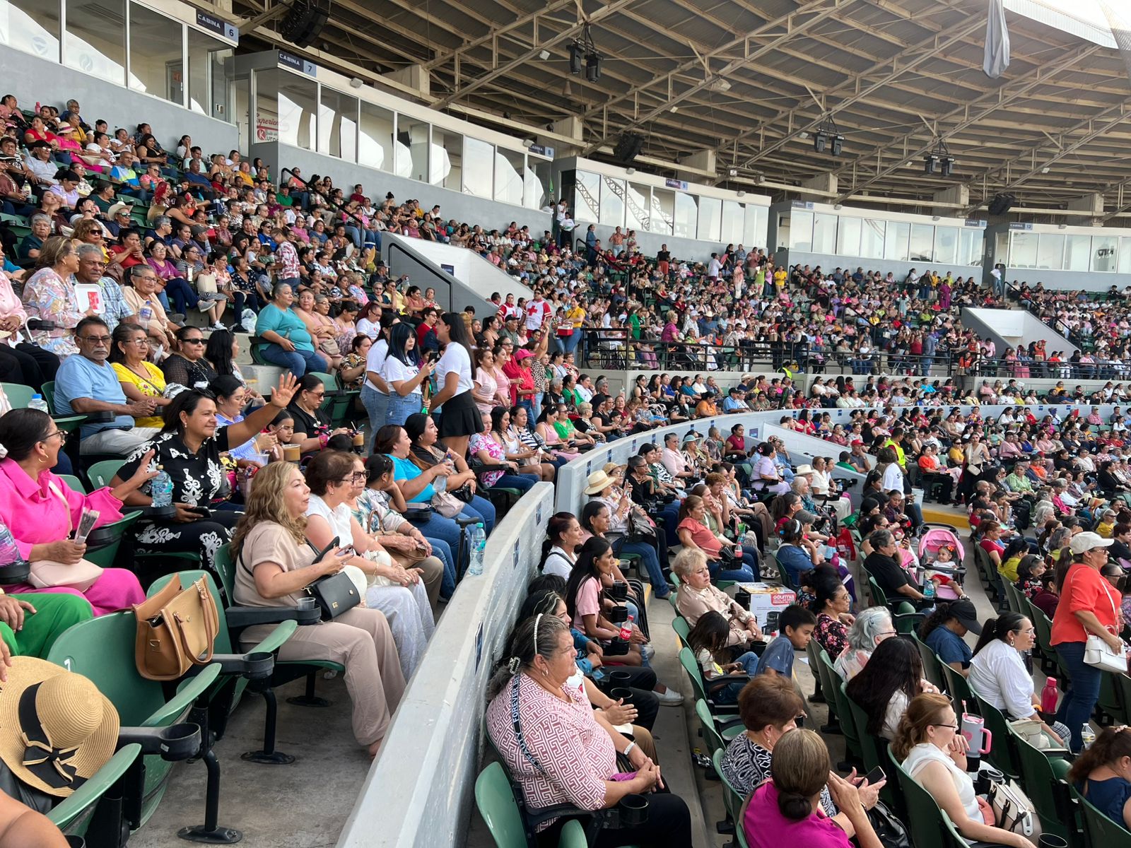 Mujeres sentadas en el estadio Kuroda Park en Guasave