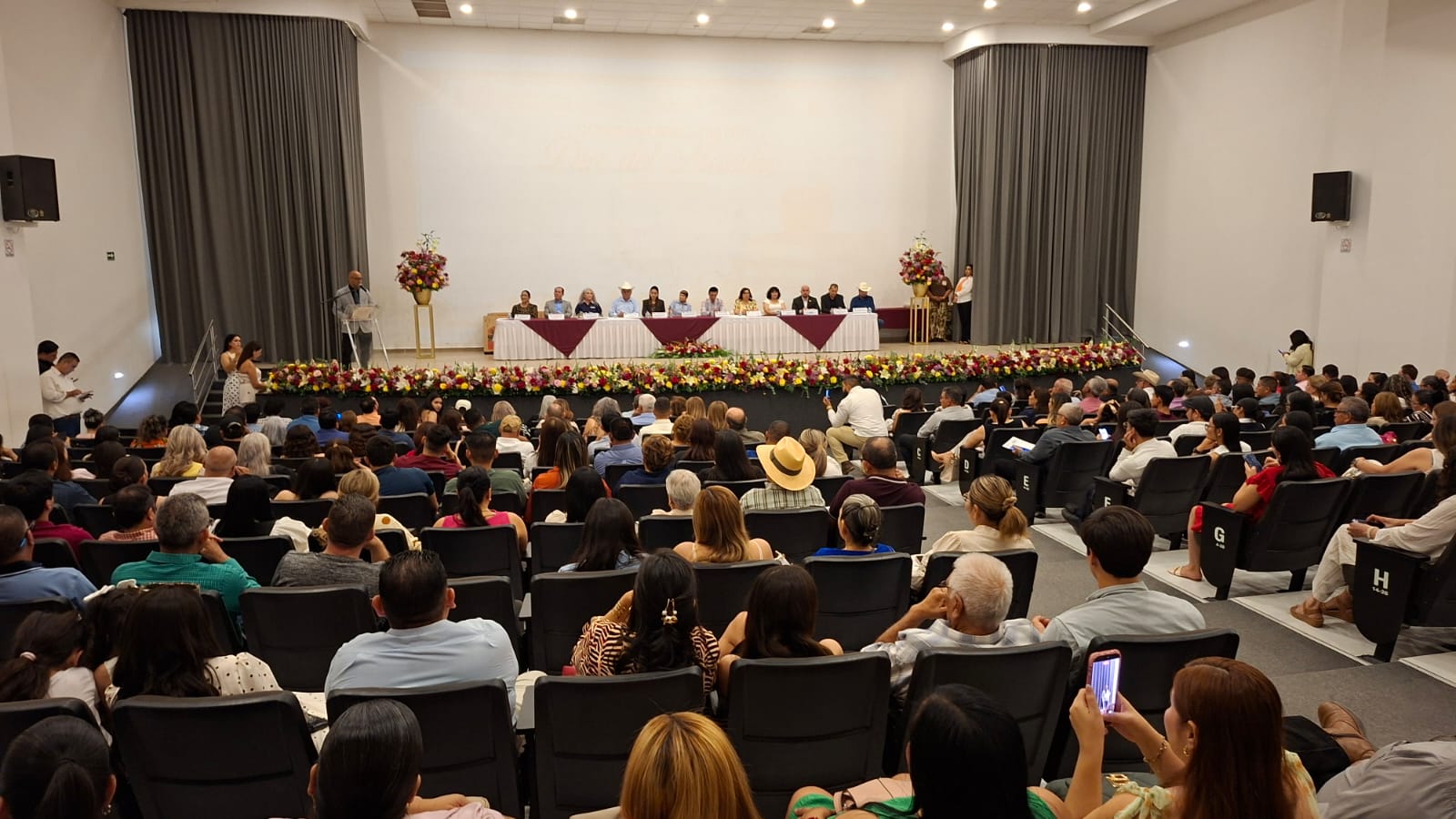 Por décadas de entrega, reconocen a docentes de Guasave