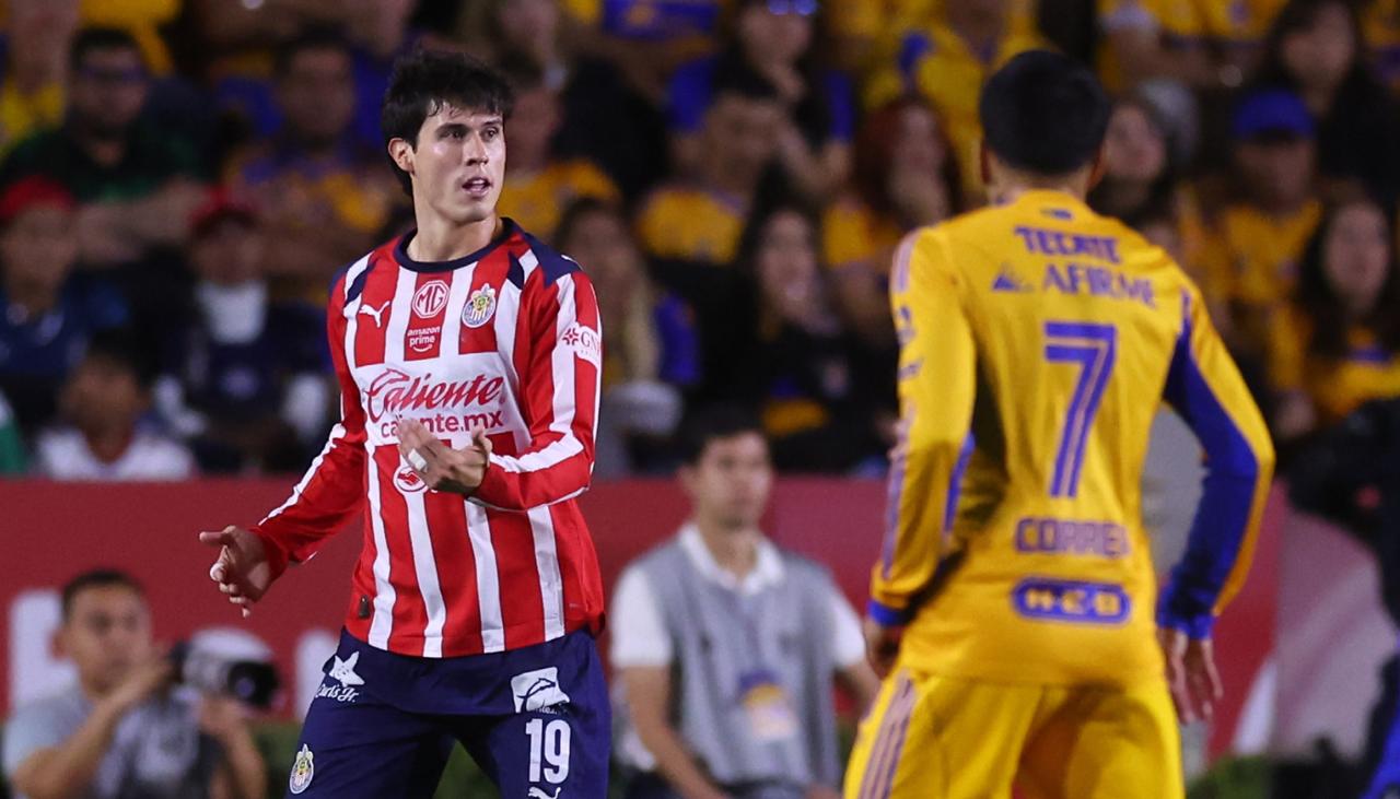 Jugadores de futbol de las Chivas y de Tigres