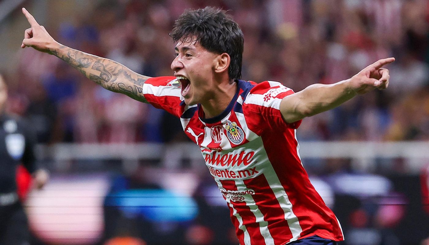 Santiago Sandoval festejando gol con las Chivas