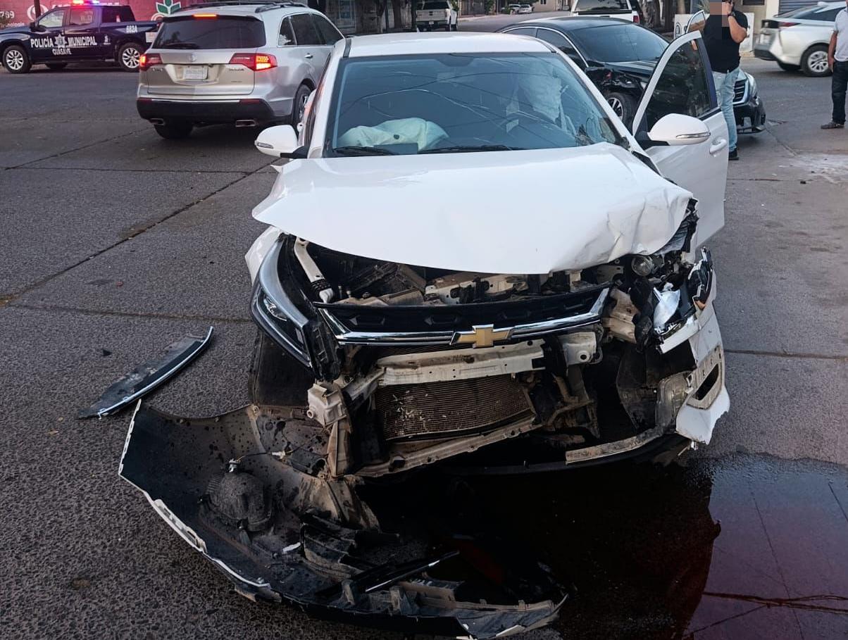 Carro chocado por la parte frontal con partes de la carrocería en la calle