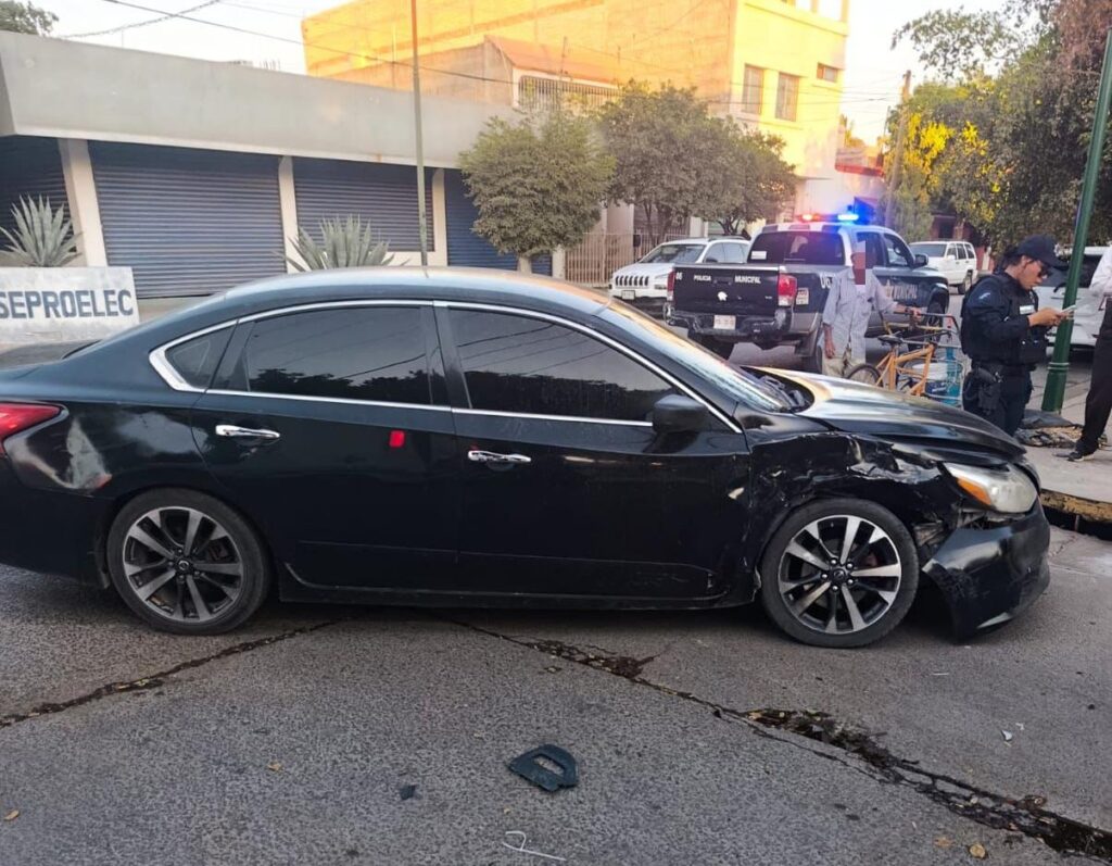 Carro negro chocado de un costado