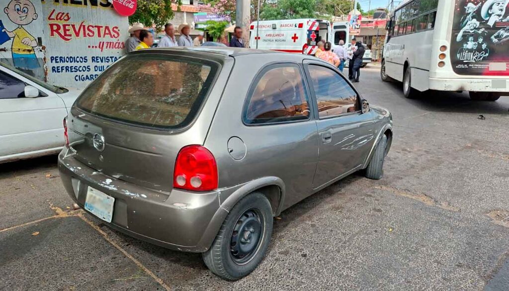 Vehículo involucrado en choque con camión urbano en Los Mochis