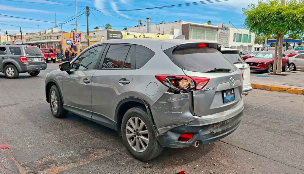 Vehículo involucrado en choque con camión urbano en Los Mochis