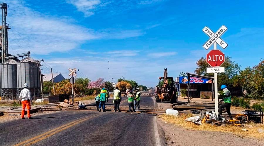 Trabajos de reparación en cruce ferroviario de la carretera Guamúchil - Angostura