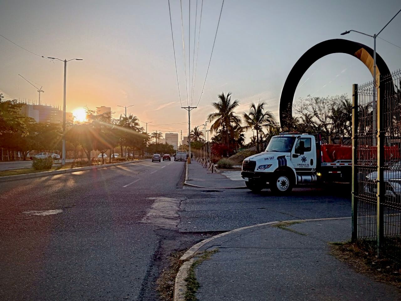 Vialidad de Mazatlán y unidades transitando