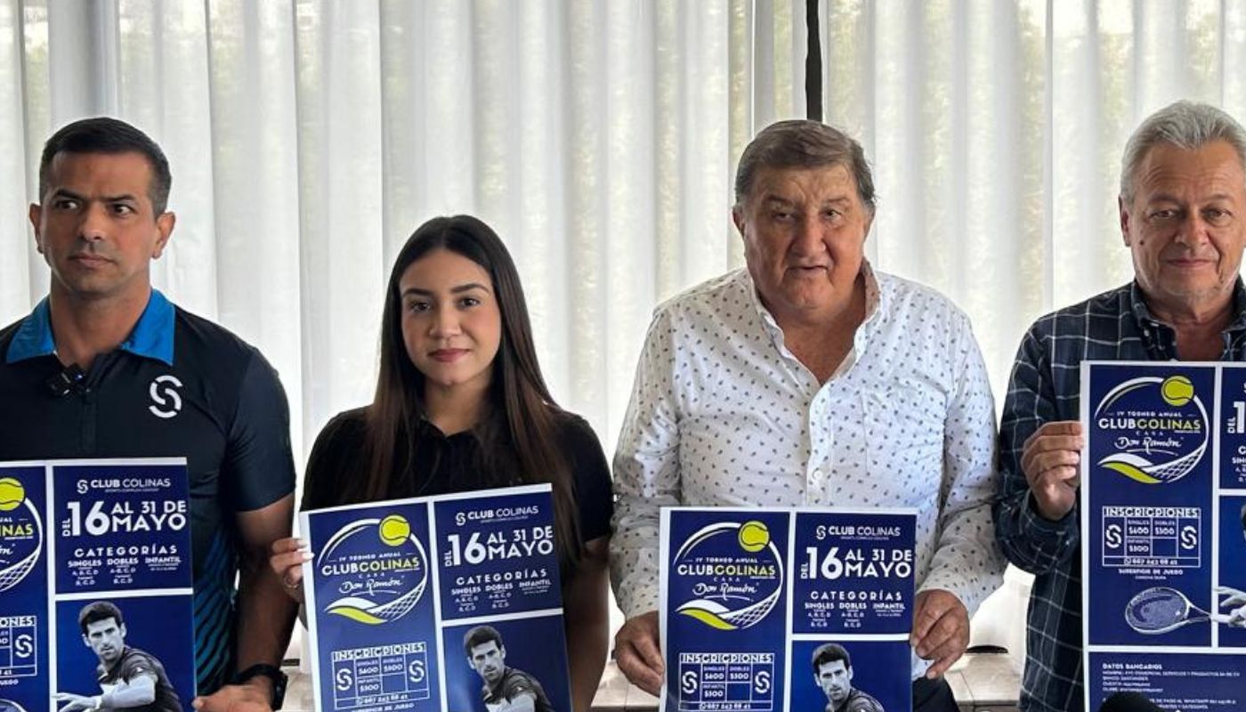 Personas sosteniendo carteles informativos sobre torneo de tenis
