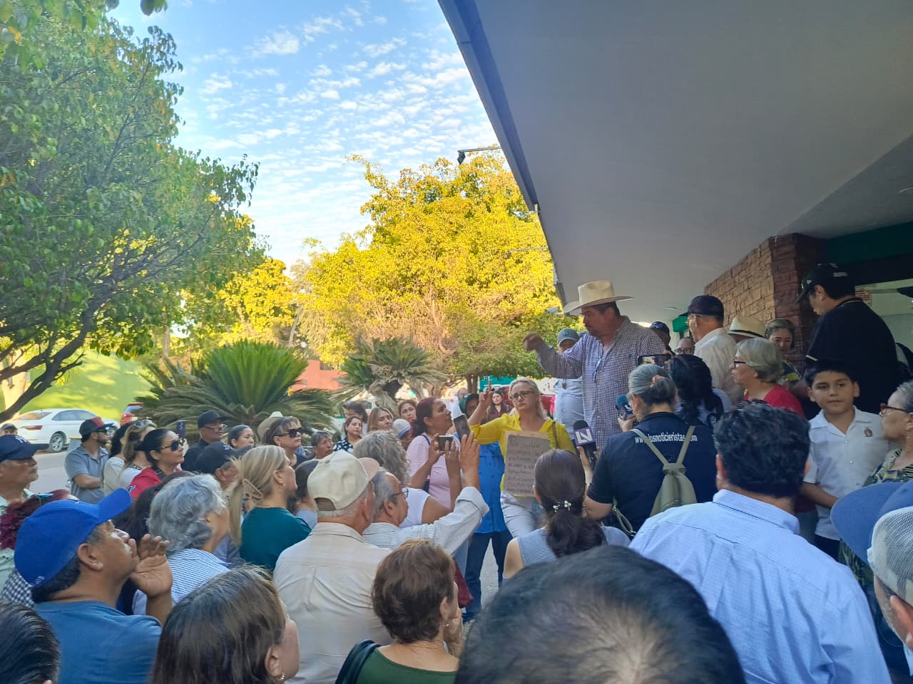 Personas en manifestación de las oficinas de la CFE