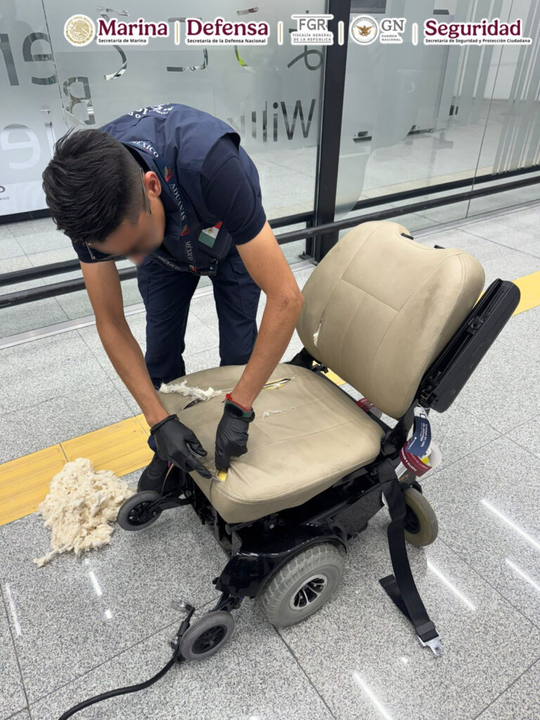 Aseguran más de 8 kilos de cocaína oculta en silla de ruedas durante inspección en el AICM