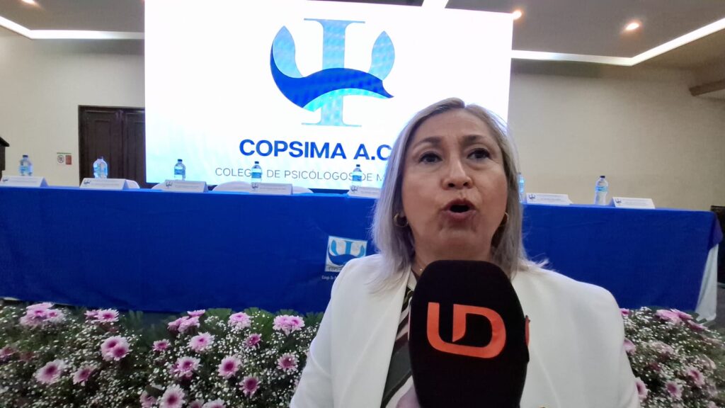 Georgina Lizárraga Salazar, presidenta del Colegio de Psicólogos de Mazatlán en conferencia de prensa con micrófono de Línea Directa