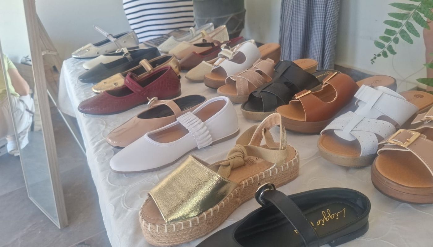 Zapatos femeninos colocados en una mesa a manera de exhibición