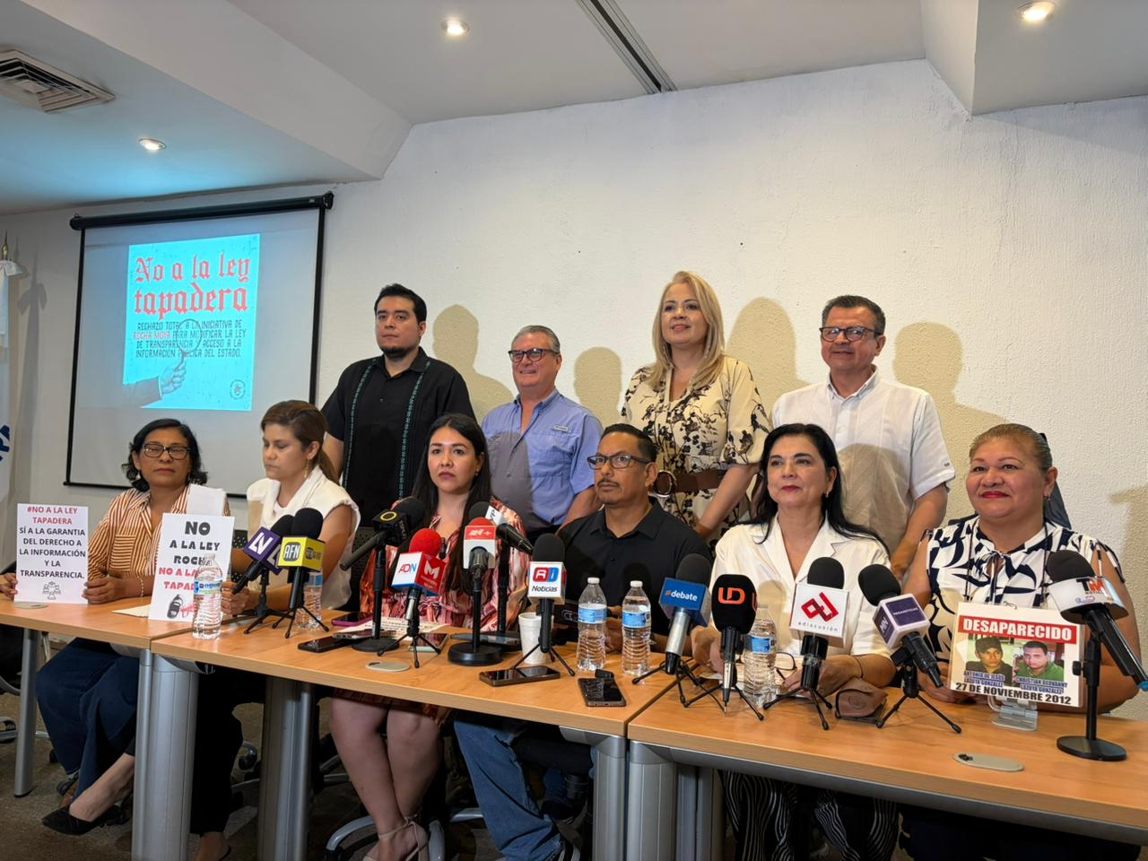 Ciudadanos que forman parte de organizaciones civiles en una rueda de prensa.