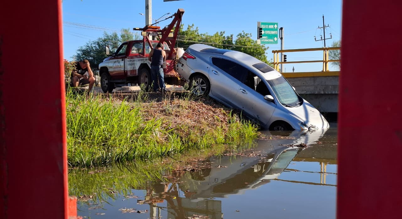 Accidente de auto en canal