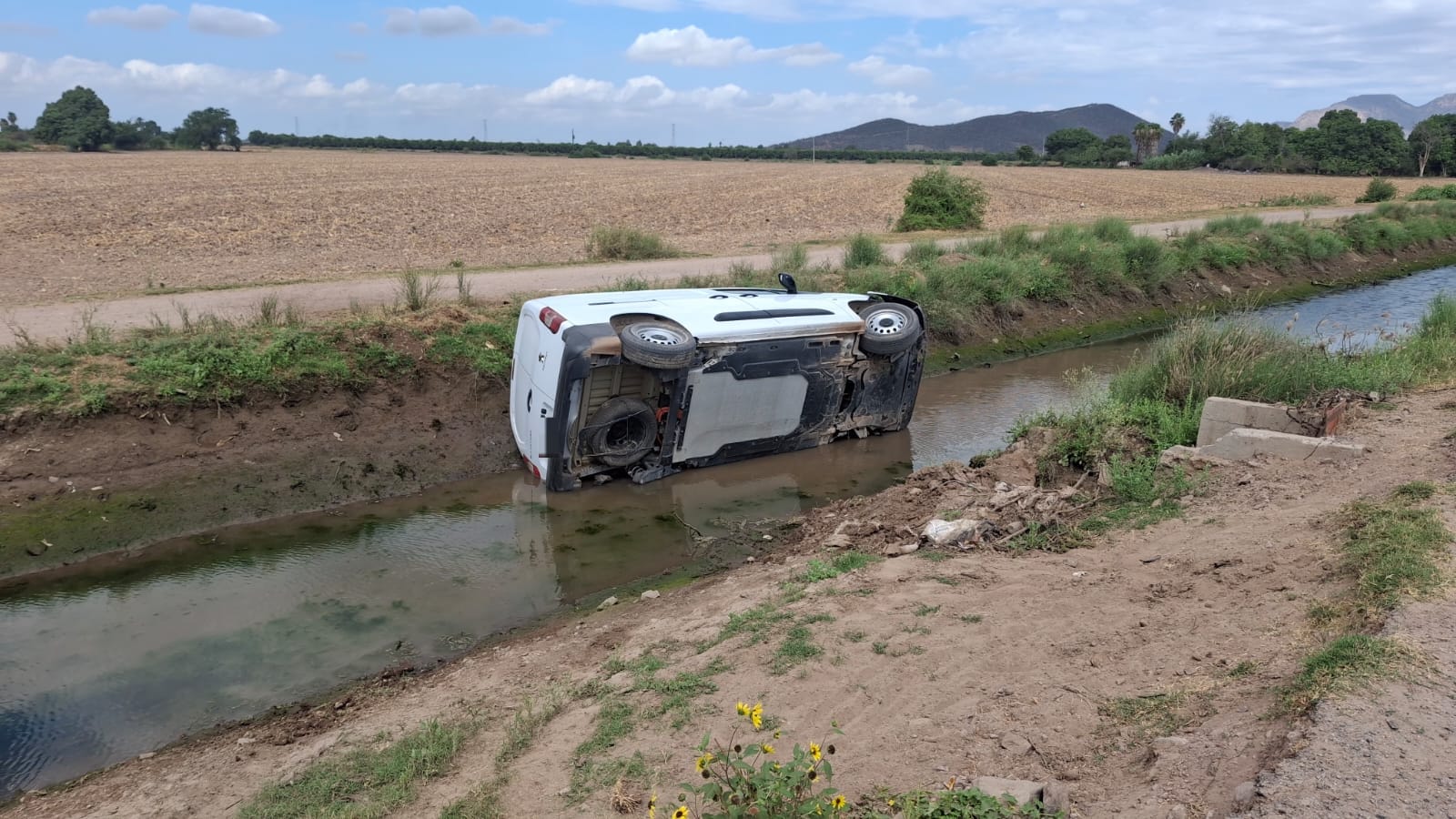 Camioneta volcada en canal de agua
