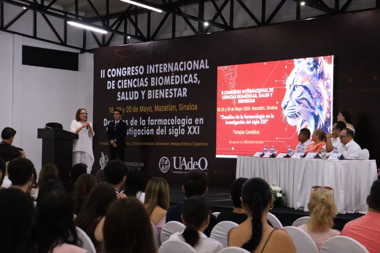Congreso de la UAdeO junto al rector de la universidad junto a alumnos