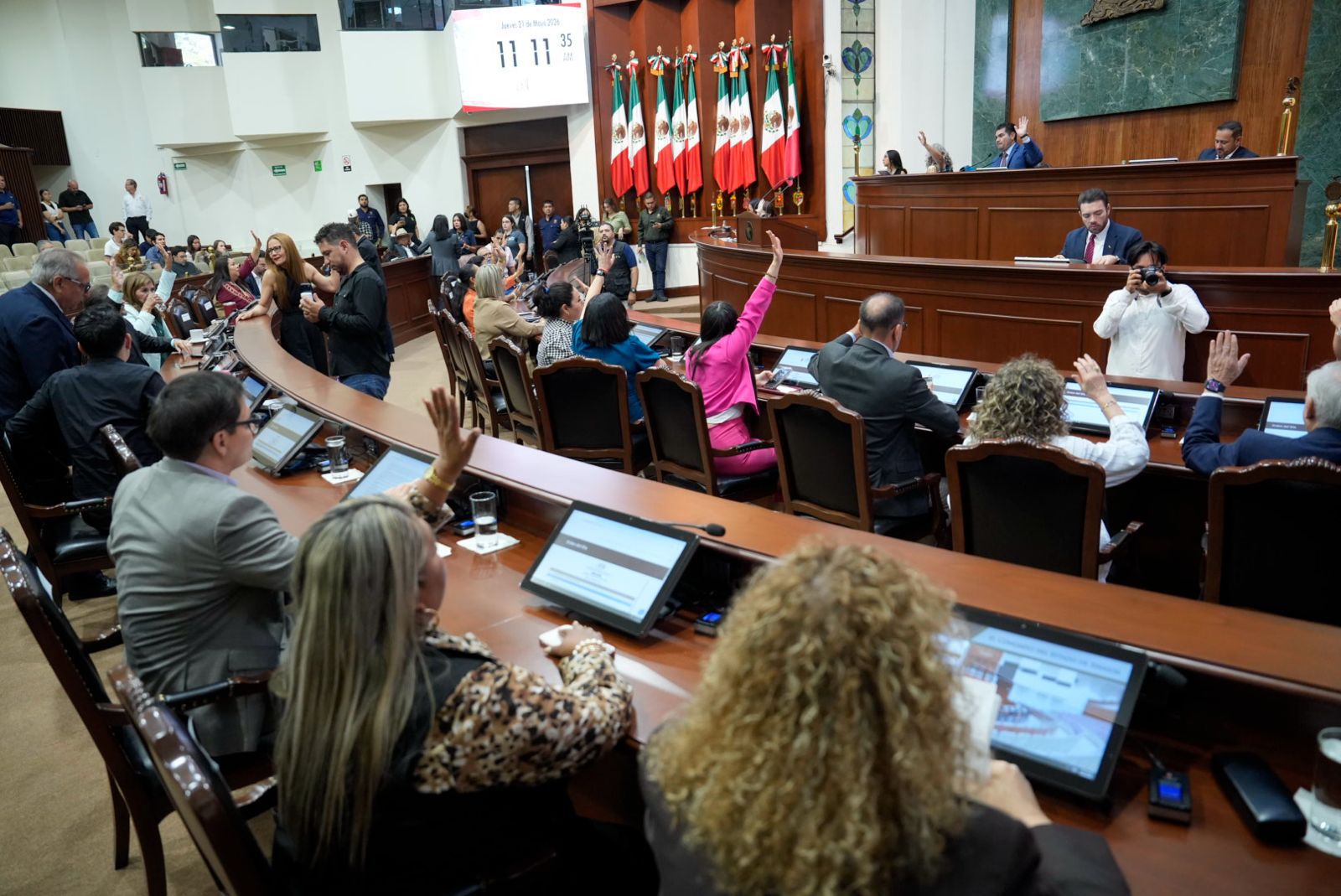 Personas levantando la mano en el Congreso de Sinaloa