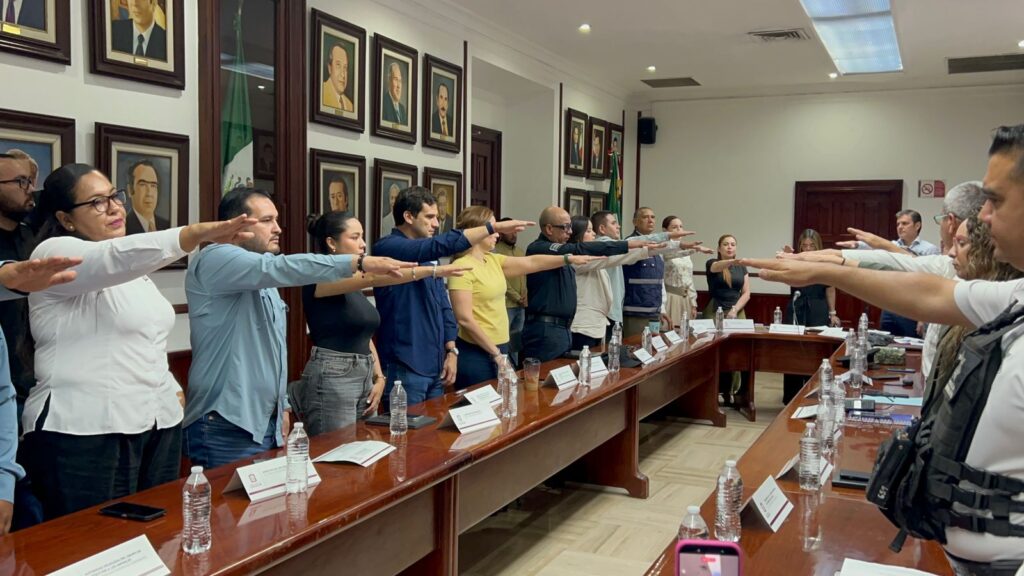 Personas en reunión en sala de juntas