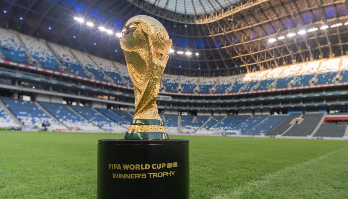 Trofeo de copa del mundo en cancha de futbol