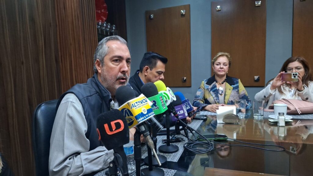 Presidente de la Asociación de Agricultores del Río Fuerte Sur (Aarfs), Luis Xavier Zazueta Ibarra en conferencia de prensa 
