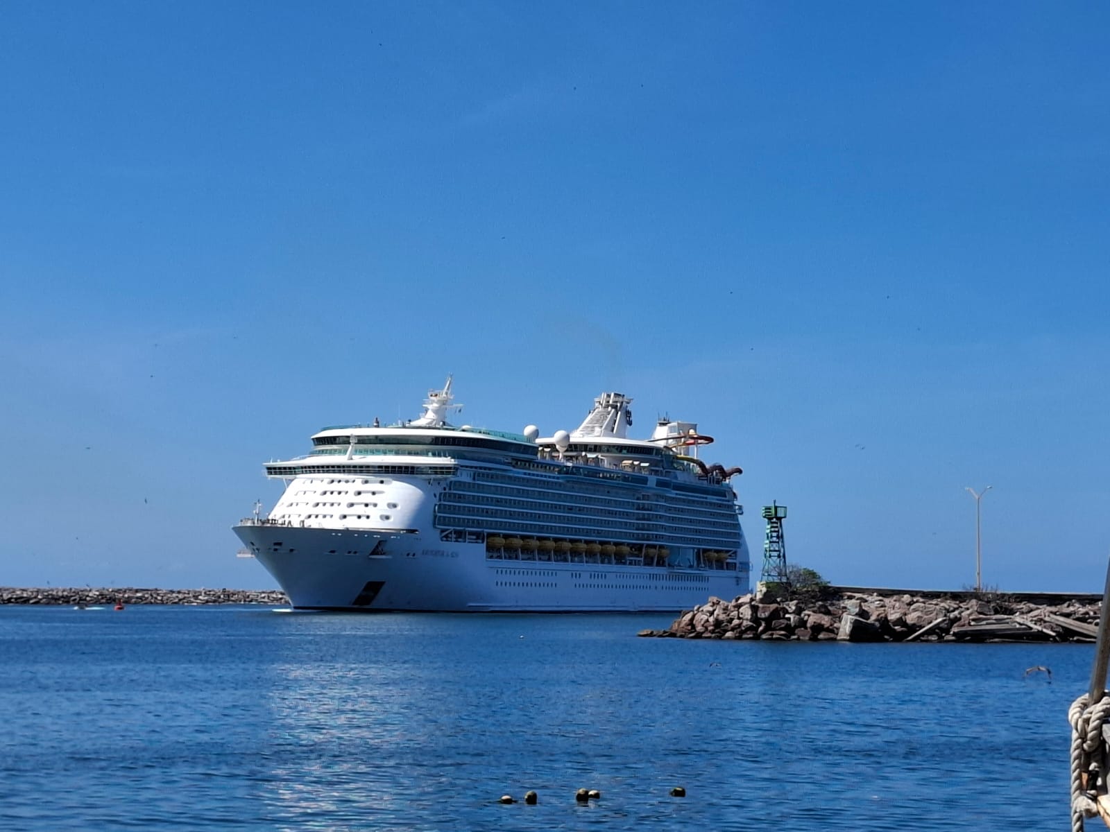Crucero sobre agua del mar