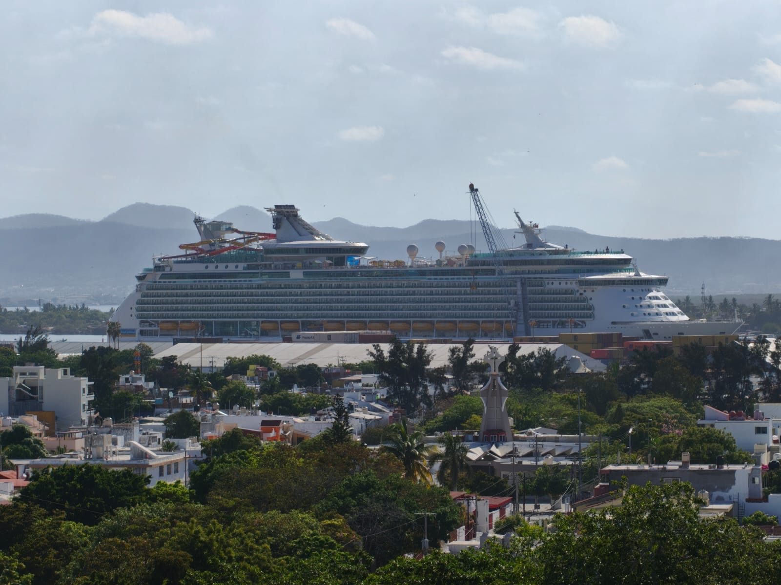 Crucero en el mar, árboles enfrente de crucero