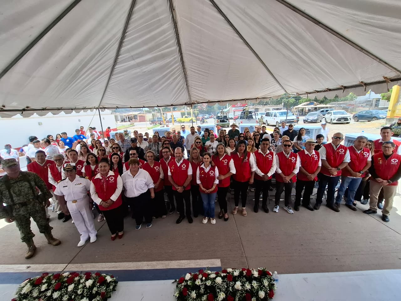Personal de la Cruz Roja junto a toma de protesta con directivos