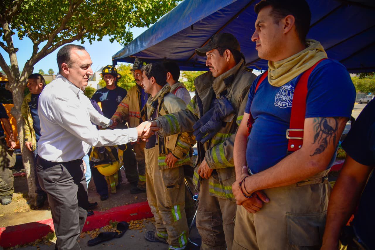 Alcalde de Ahome dando la mano a cuerpo de bomberos en Los Mochis