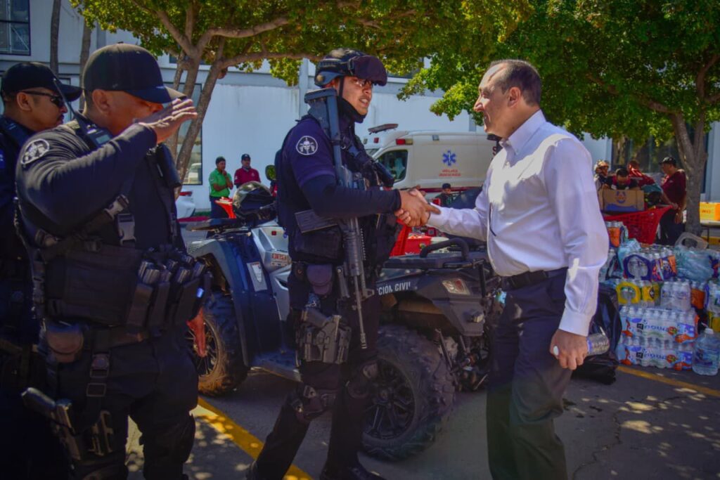 Alcalde de Ahome saludando a personal de la policía en incendio de Los Mochis