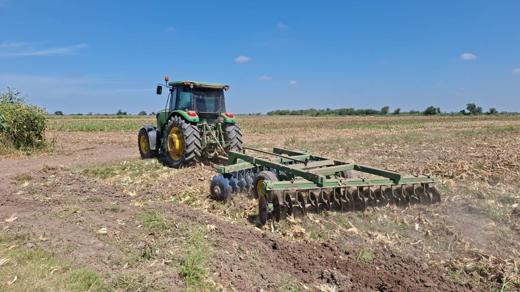 Maquinaria en un campo agrícola.