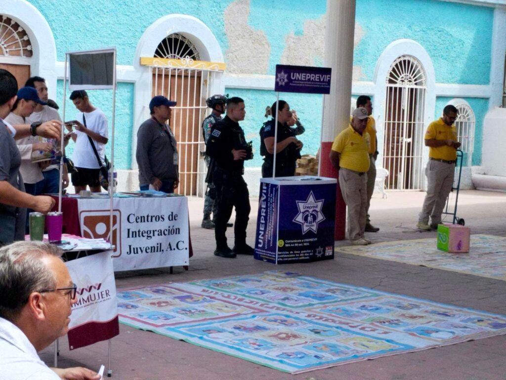 Estantes de la policía en una escuela junto a elementos de Protección Civil