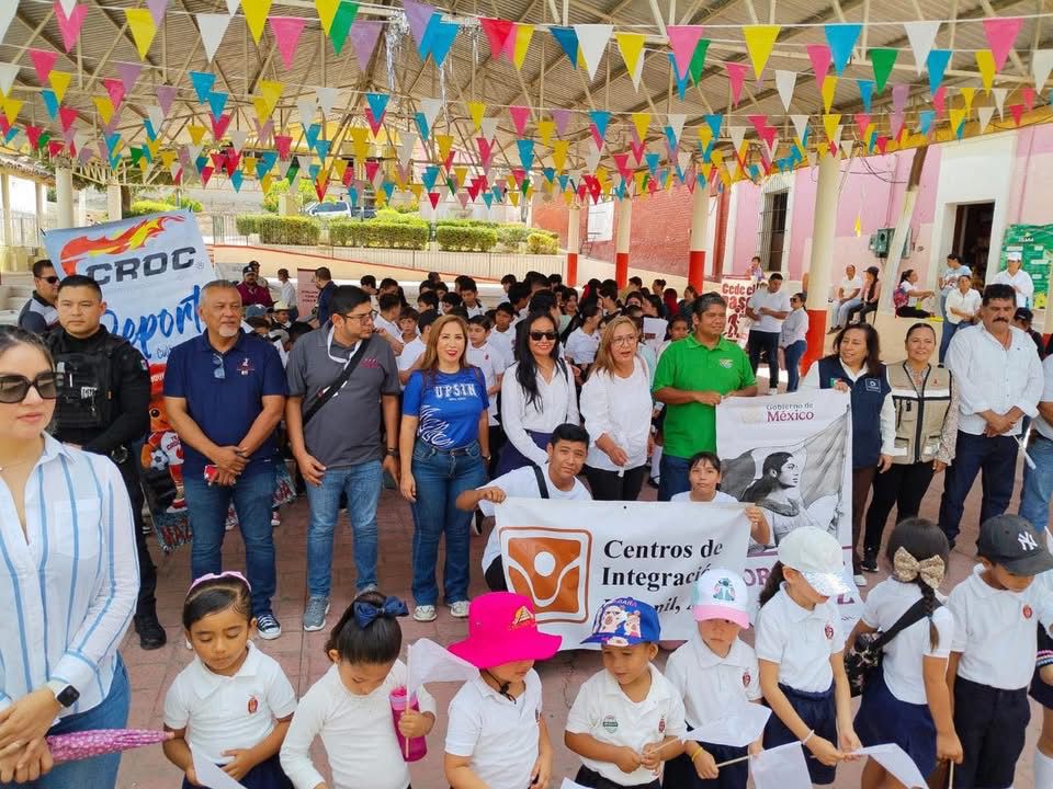Techumbre de una escuela con banderines de colores junto a alumnos