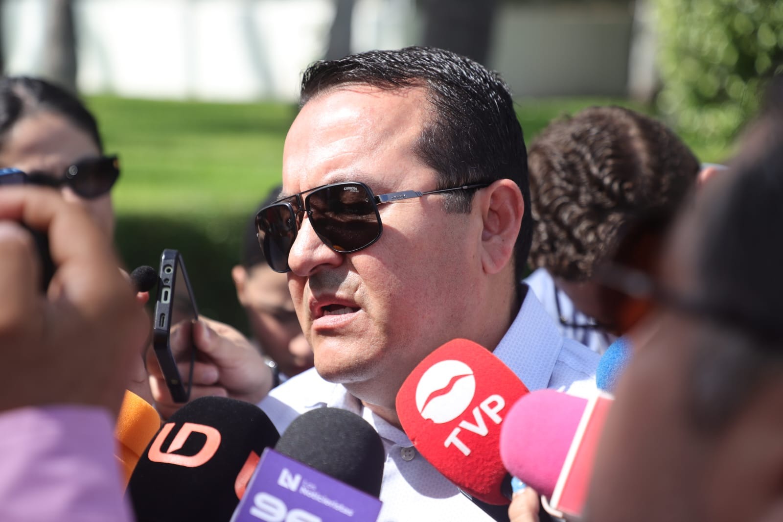 Dámaso Castro Zaavedra hablando con los medios