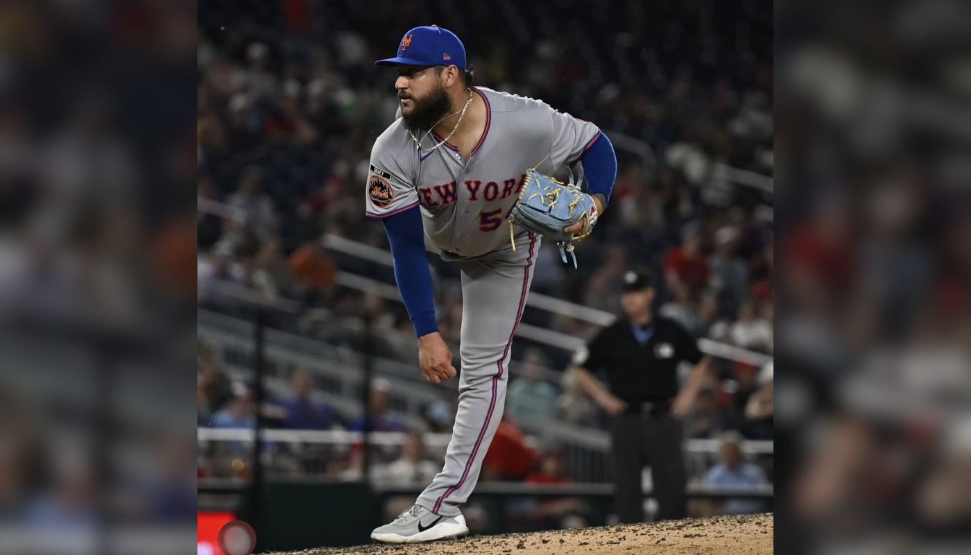 Daniel Duarte, jugador de beisbol, lanzando una pelota durante un partido en un estadio
