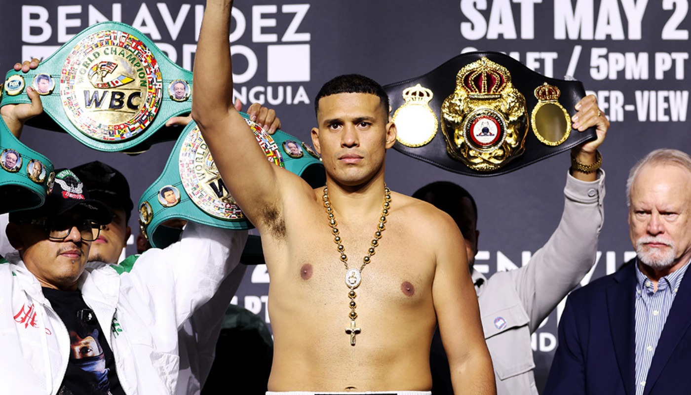 David Benavidez con fajas de boxeo