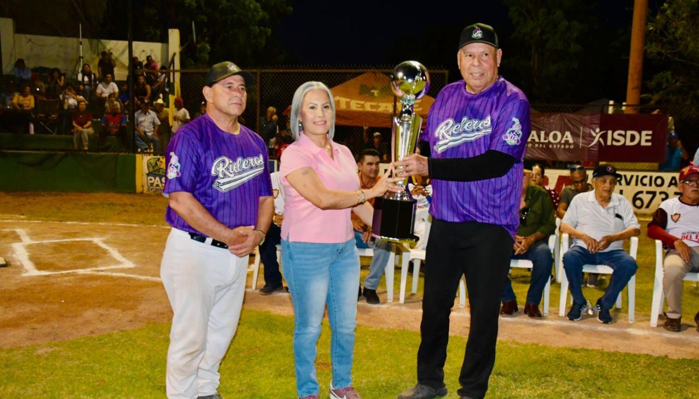 Autoridad de Salvador Alvarado junto a atletas levantando trofeo