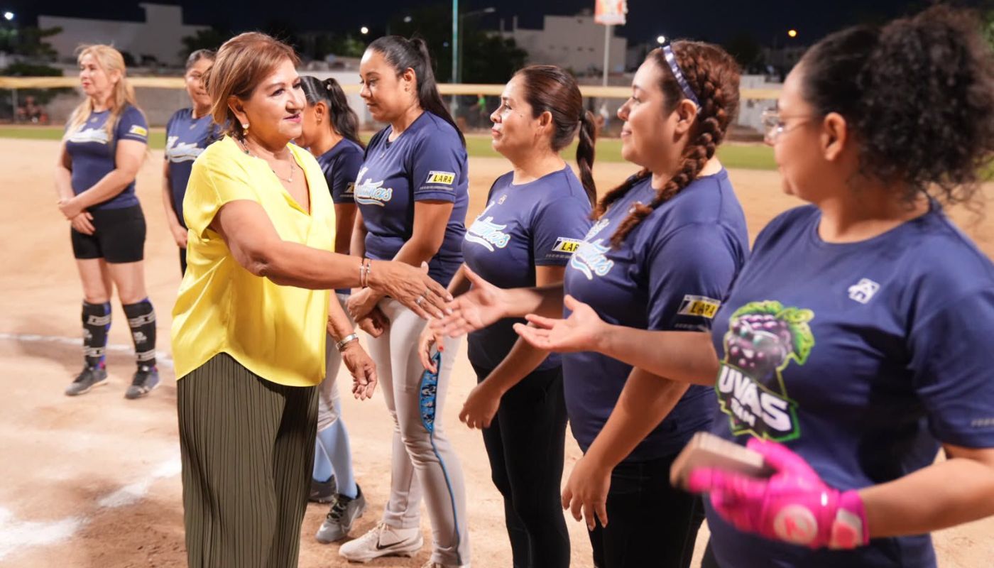Tere Guerra saludando a atletas femeninas