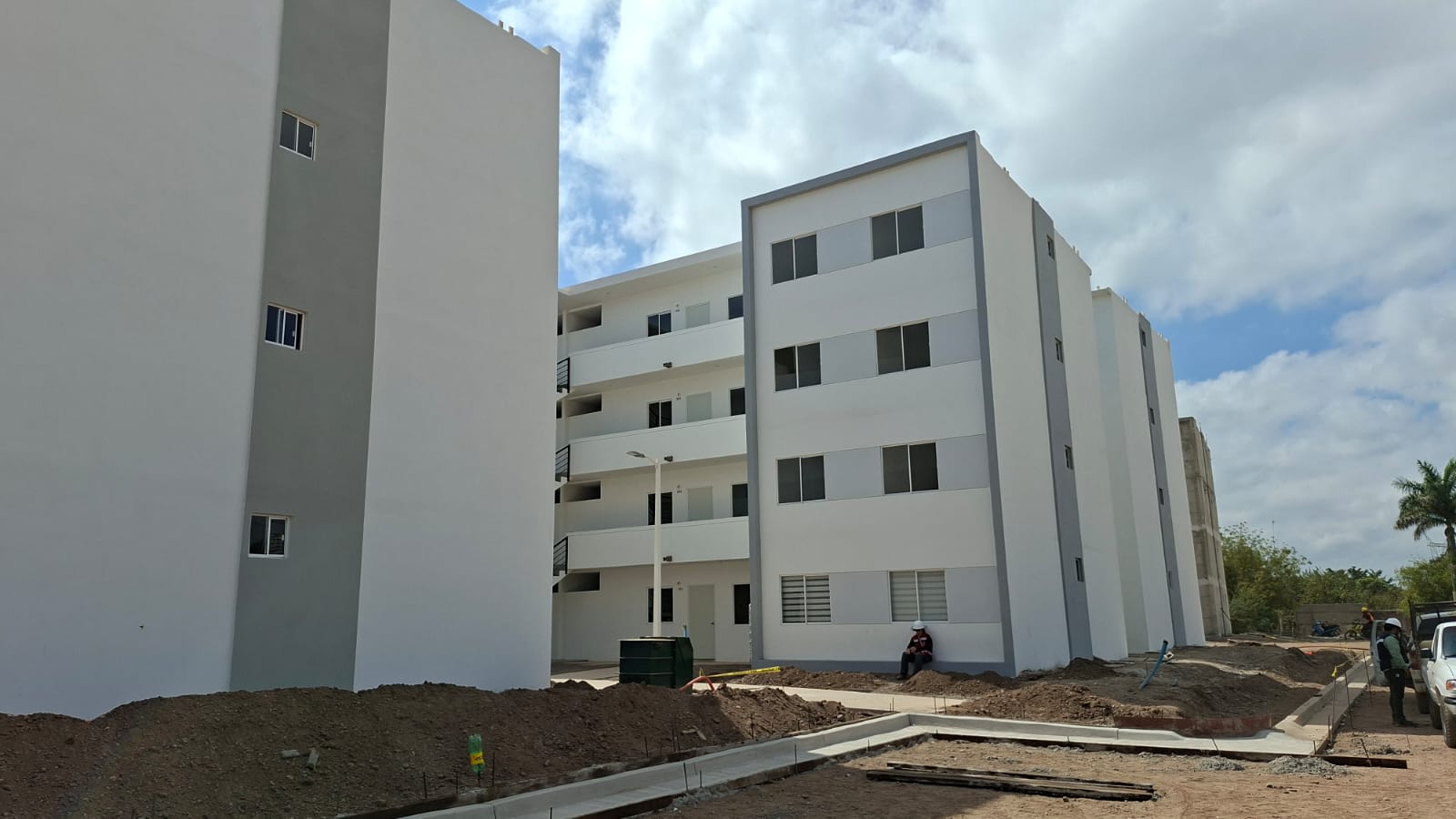 Edificios departamentales blancos