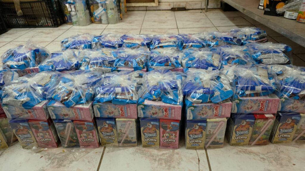 Alimentos en bolsa puestas en el piso