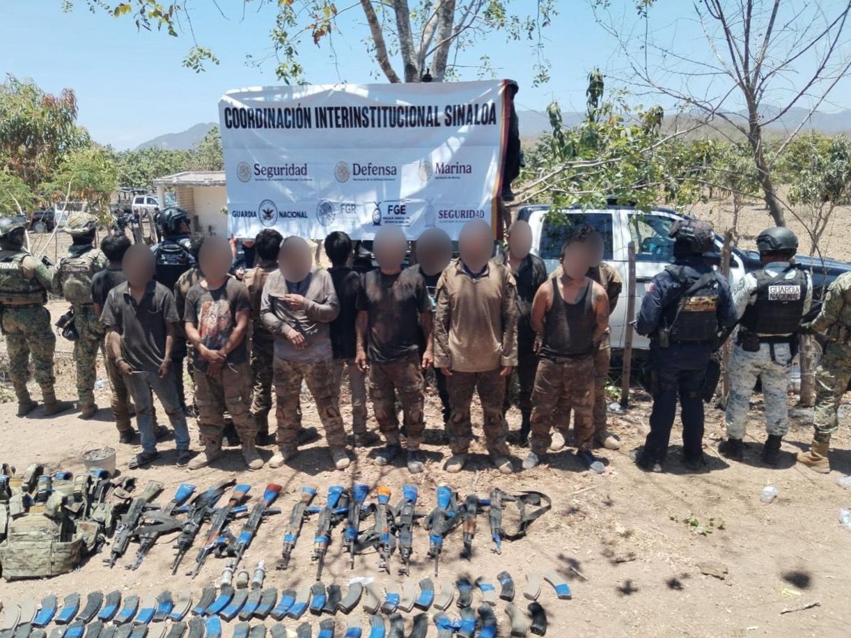 Trece personas junto a armamento y elementos de seguridad