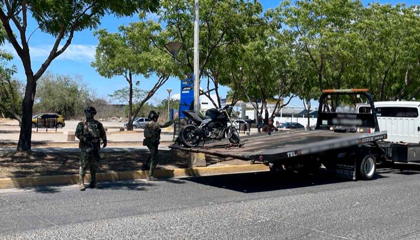 Detienen a pareja en moto con reporte de robo