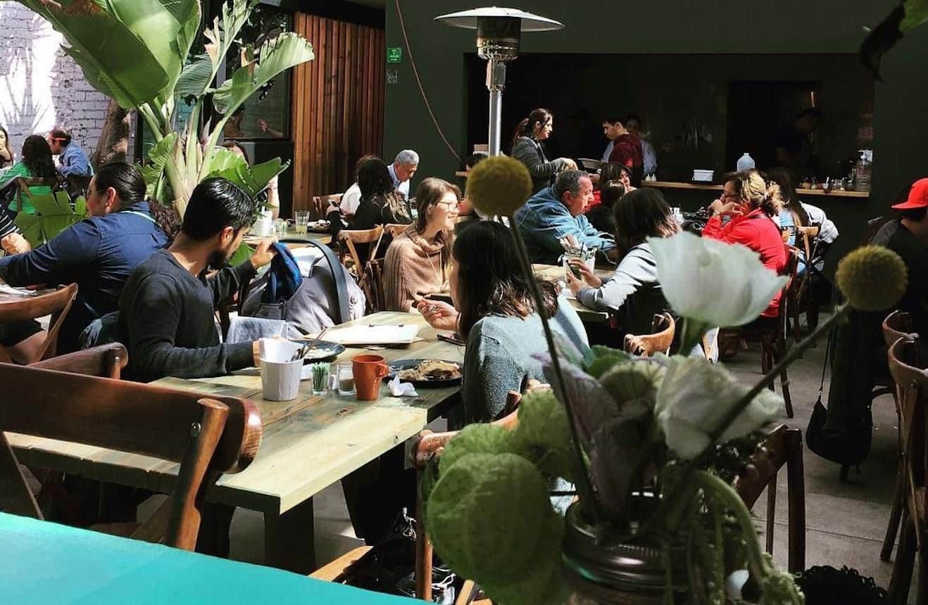 Restaurante con mesas llenas de familias