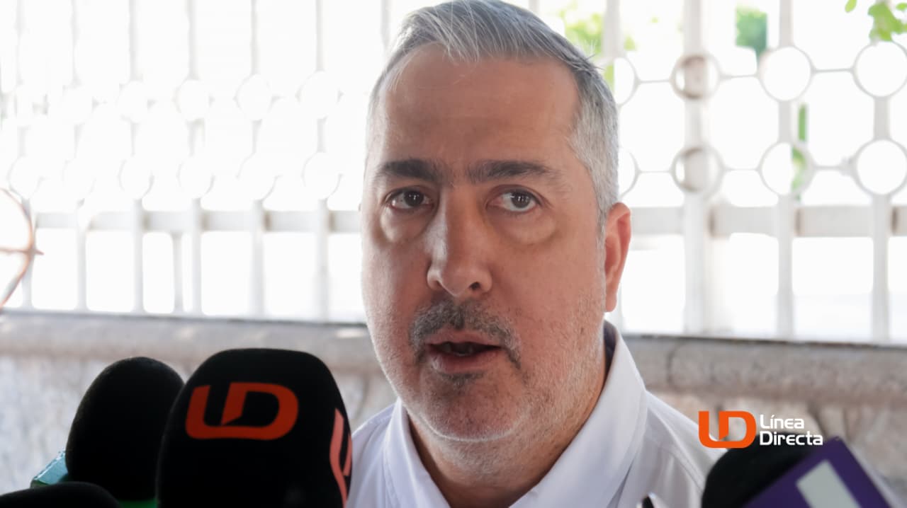 Luis Xavier Zazueta Ibarra con micrófonos de la prensa