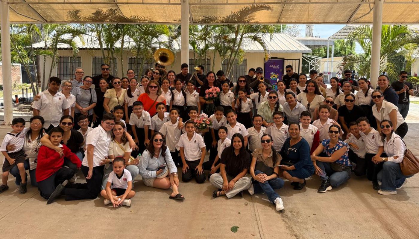 Personas bajo una techumbre en un festejo por el Día del Maestro