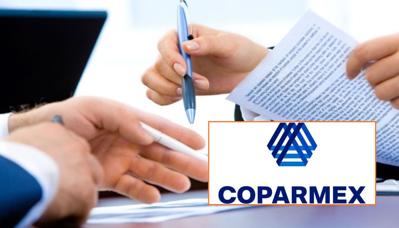 En grande manos de personas con documentos, en recuadro logo de coparmex