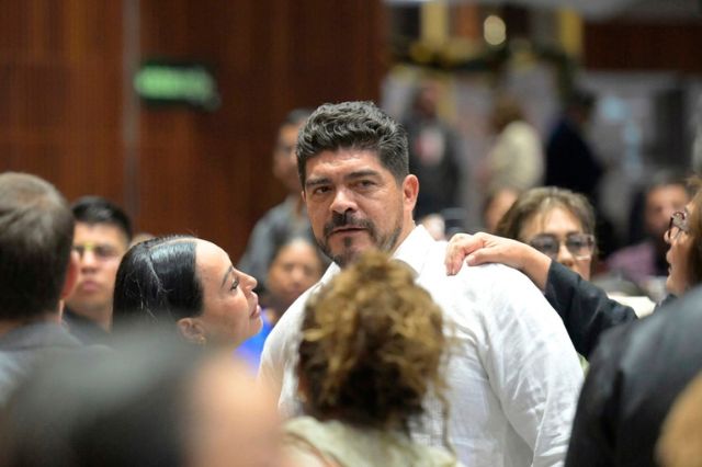 Diputado de Morena Zenyazen Escobar retando a golpes