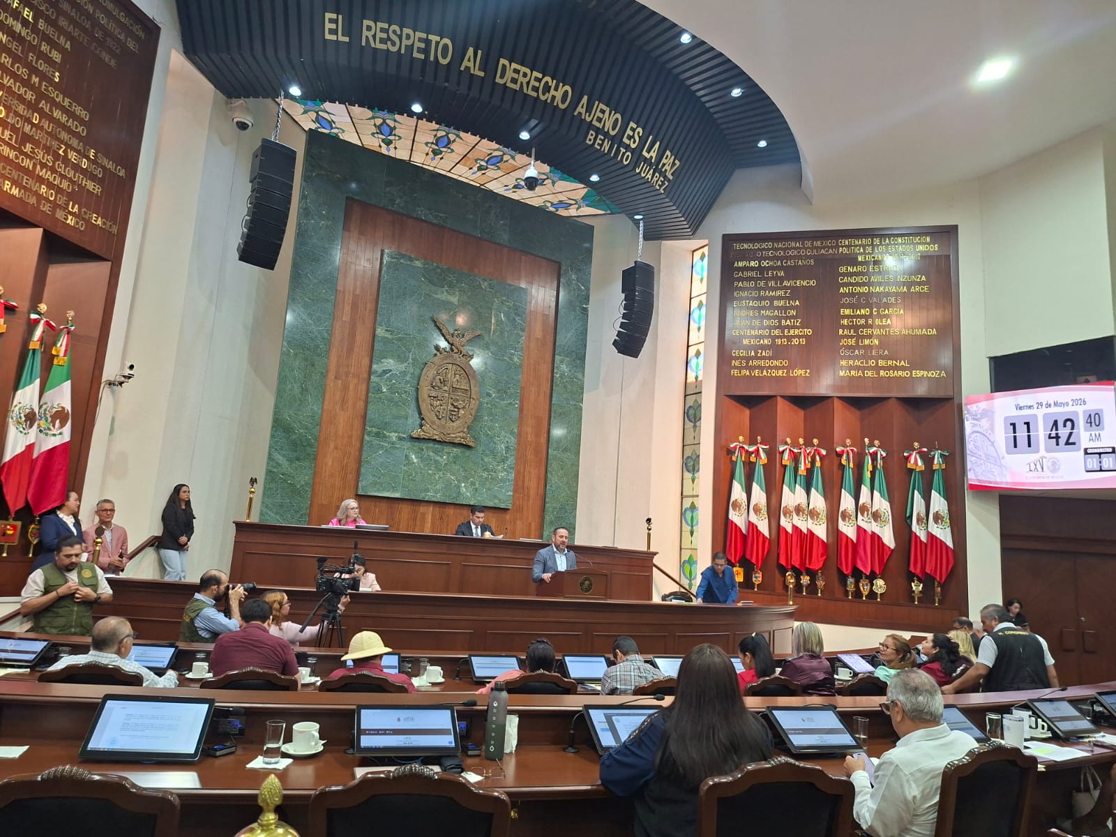 Congreso de Sinaloa con diputados y banderas de México