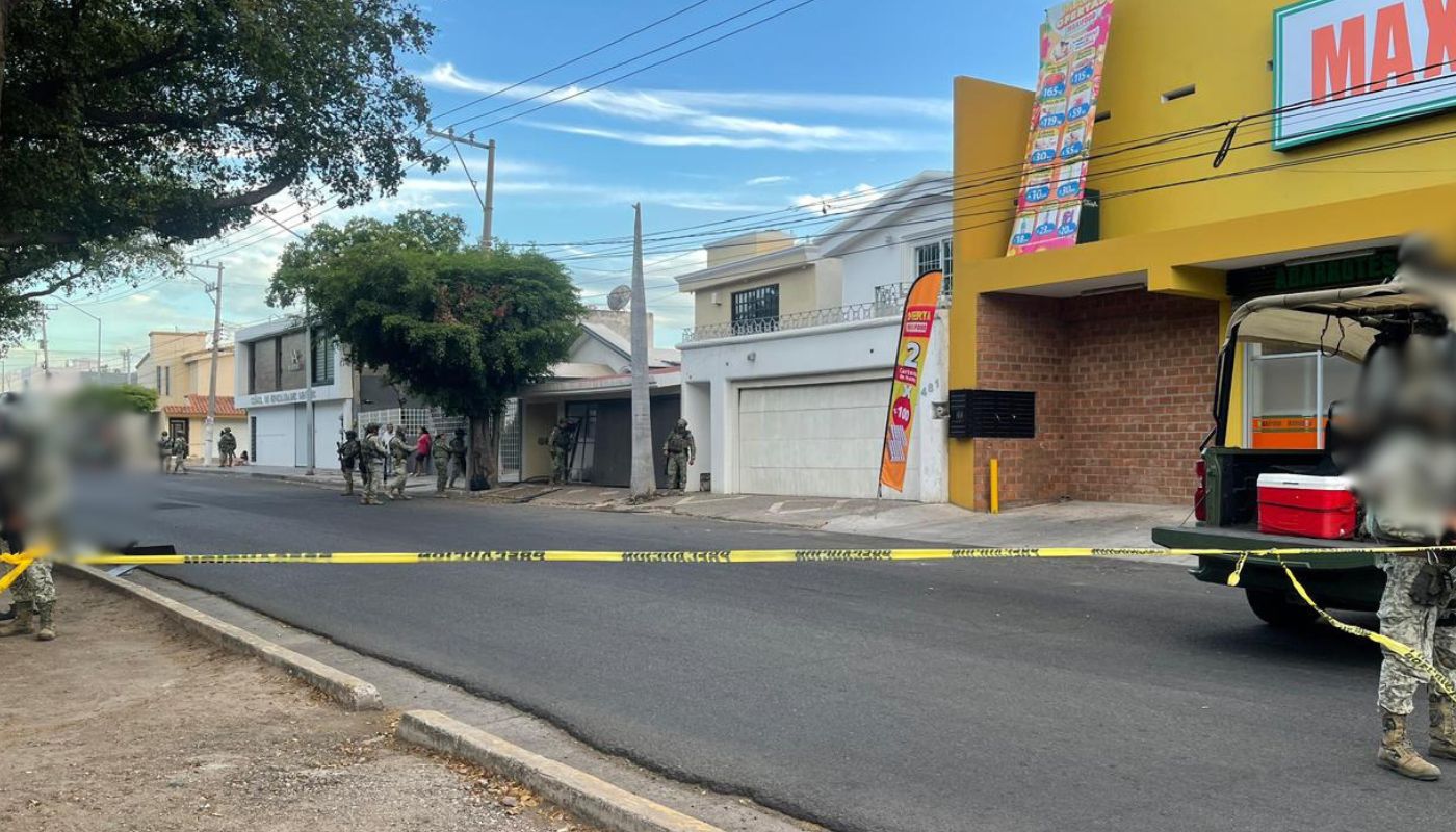 Cinta amarilla con elementos del ejército mexicano